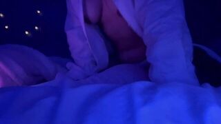 Mira divertirme con mi almohada a escondidas - porn video